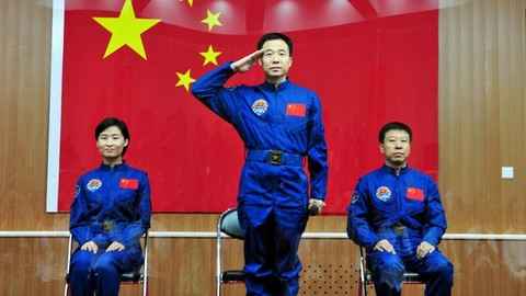 Китай отправляет на орбиту первую женщину-космонавта