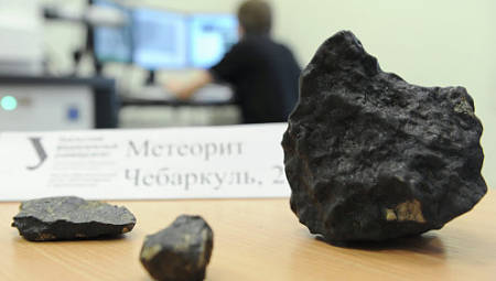 Осколок челябинского метеорита показали на выставке в Праге