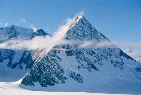В Антарктиде ученые обнаружили три загадочные пирамиды 