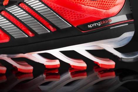 Новые беговые кроссовки Adidas Springblades установят на ваши подошвы пружины