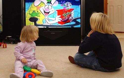 Телевизор в детской комнате грозит ребенку ожирением 